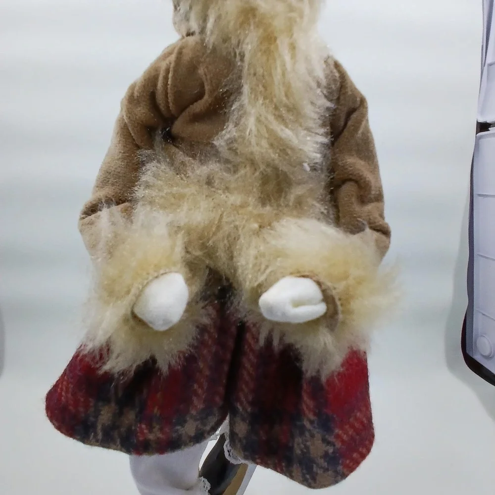 Byers Choice Caroler Ice Skater Girl Figurine 2000 Holiday Decor USA Signed‎